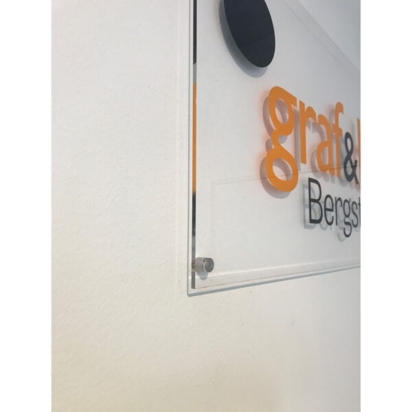 Klar acryl med vinylskuren logo